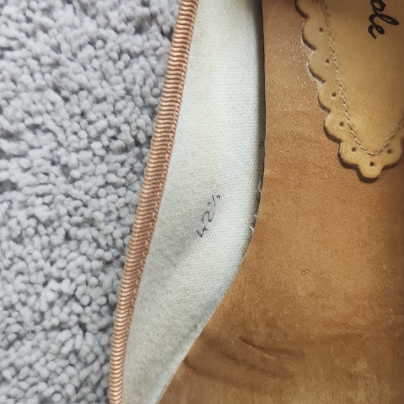 London Sole Ballet Flat, Size 42.5 Neutral light camel color - Picture 5 of 9